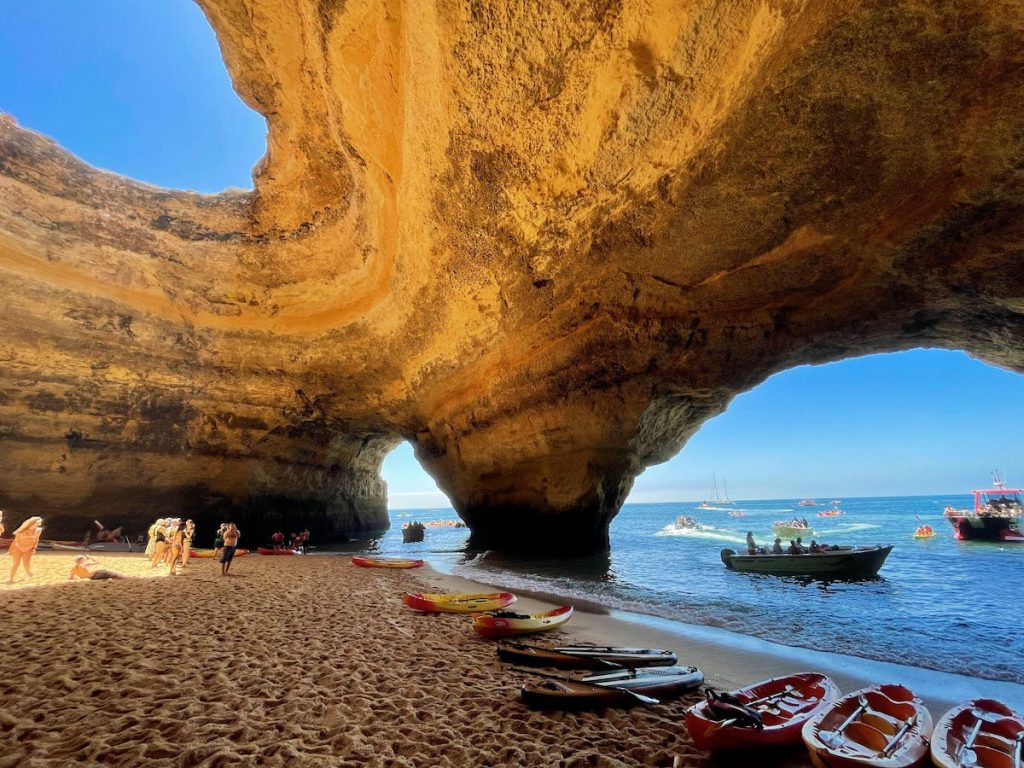 caves de benagil au portugal
