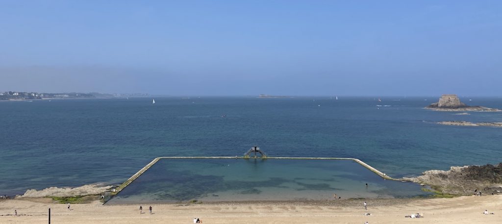 La piscine de la plage de Bon-secours saint malo